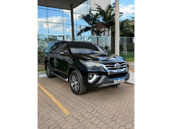 TOYOTA HILUX SW4 2.8 SRX 4X4 7 LUGARES 16V TURBO INTERCOOLER DIESEL 4P AUTOMÁTICO